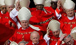 Qué divinos están con sus casullas rojo cardenalicio