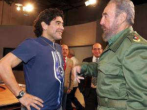 Maradona y Castro conversan antes del programa. (REUTERS)