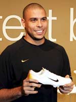 Ronaldo, con sus nuevas botas (Foto: Nike/Efe)