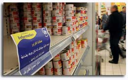 Un supermercado Carrefour en Egypto avisa a sus clientes de que ha retirado los productos daneses por el escándalo de las viñetas sobre el Islam (Reuters).