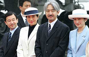 Principes Kiko y Akishino con los herederos Nahurito y Masako.
