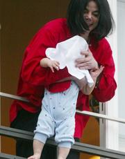 Michael Jackson con su hijo Prince Michael II