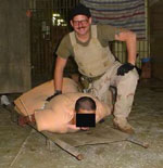 Un soldado humilla a un preso (SBS).