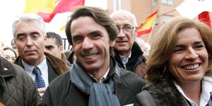 El ex presidente Aznar y su mujer Ana Botella, durante la manifestación de esta tarde en Madrid (Javier Lizón/EFE)