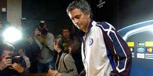Jose Mourinho compareció con gesto serio ante la prensa (EFE/Andreu Dalmau).