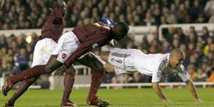 Ronaldo no encuentra espacios en la defensa del Arsenal (Foto: Reuters)