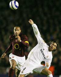 Henry y Sergio Ramos pugnan por el balón (Foto: Efe)