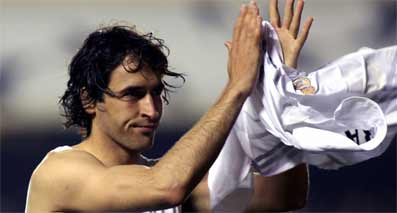 Raúl aplaude a la afición madridista (Foto: Reuters)