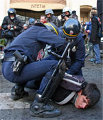 Policías antidisturbios detienen a un joven (Foto: Efe)