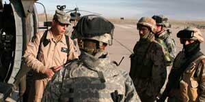 Soldados americanos reciben órdenes de un superior (<STRONG&gr;Foto:</STRONG&gr; <A href=