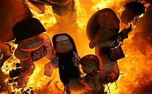 Unos ninots consumidos por las llamas durante la 'cremà' de la falla infantil del ayuntamiento.
