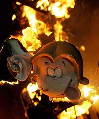 Un ninot es consumido por las llamas durante la 