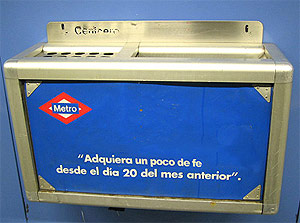 Una papelera del Metro, modificada digitalmente.
