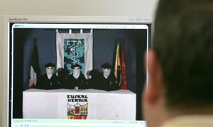 Un periodista observa el video de ETA, donde hoy la organización terrorista ETA ha anunciado un 