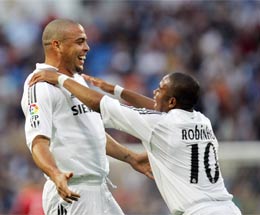 Robinho felicita a Ronaldo tras su primer gol (Foto: Reuters)