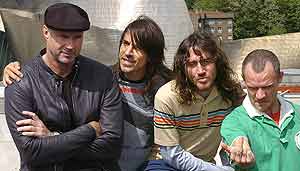 Los componentes de Red Hot Chili Peppers, Chad Smith (batería); Anthony Kiedis (cantante); John Frusciante (guitarra) y Michael Balzarg "Flea"(bajo), ante el Museo Guggenheim Bilbao antes del concierto. (EFE/ALFREDO ALDAI)