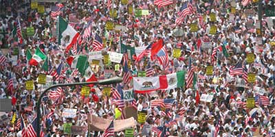 Miles de personas marchan en Los Ángeles por una reforma migratoria