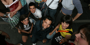 Sergio, rodeado de algunas de sus fans
