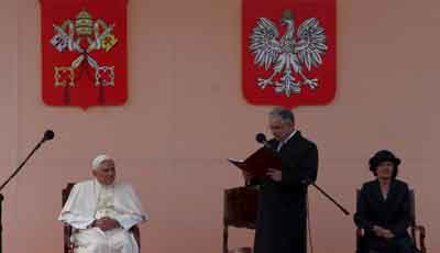 El Papa Benedicto XVII, junto al presidente polaco, Lech Kaczynski, y su mujer. (EFE)