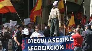 Concentración en las inmediaciones de la Audiencia Nacional para protestar contra los dirigentes de la ilegalizada Batasuna. (EFE/Sergio Barrenechea)