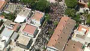 Vista aérea del cortejo fúnebre por las calles de Chipiona.