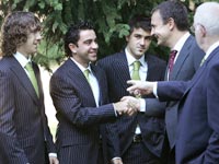 Zapatero saluda a Puyol Xavi y Villa delante de Luis Aragonés