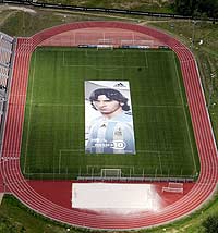 El póster gigante de Messi, dentro del estadio. (Efe)