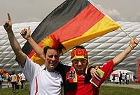 Aficionados de Alemania ante el estadio de Múnich. (Oliver Berg/Efe)