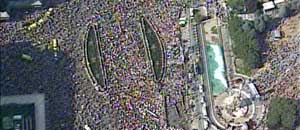 Miles de personas se concentran en la Plaza de Colón (Telemadrid)