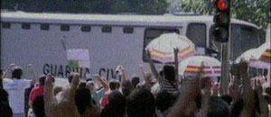 Varias decenas de personas increparon al paso del autobús de 'Txapote' y su compañera (Imagen: CNN)