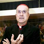 Imagen de archivo del 27 de enero de 2001 que muestra al cardenal de Génova (Italia), Tarcisio Bertone. (Efe)