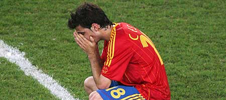 Cesc Fábregas 19 años jugador del Arsenal finalista en la Champions llora en el terreno de juego la derrota ante Francia en octavos de final del mundial de Alemania 2006