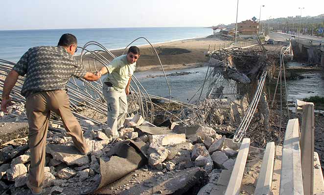 Líbano hombres sobre escombros