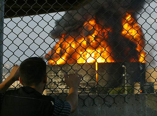 140706 Tanques de gasolina ardiendo en Beirut