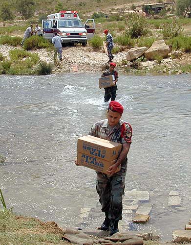 Líbano soldados con medicinas atraviesan un río