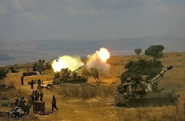 Líbano artillería israelí haciendo fuego