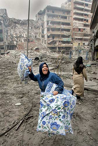 Líbano mujer saca sus pertenencias en Beirut