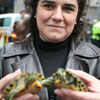 Amalia Corral con sus tortugas Disy y Yaba. (Sergio González)