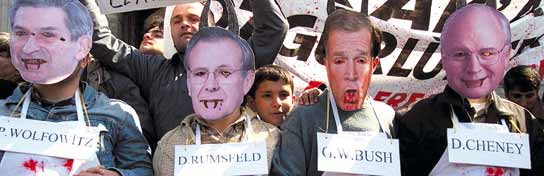 Una manifestación en Turquía con personas disfrazadas de carniceros y máscaras de altos cargos de EEUU, entre ellos, Rumsfeld. (Osman Orsal / AP Photo)