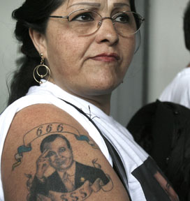Manifestante de la secta con el tatuaje del líder