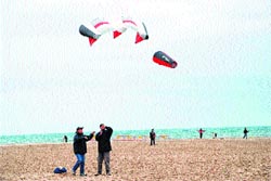 Una pareja deja volar su cometa en la playa del Postiguet en la edición del año pasado.