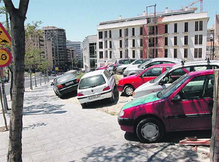 Los solares del barrio de San Antón se llenan de coches aparcados. (Rafa Molina)