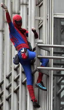 El Spiderman francés escala la  torre Jin Mao (REUTERS/Aly Song)