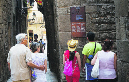 Las señales entre calles estrechas explican en tres idiomas la historia del barrio judío (Eros Albarrán).