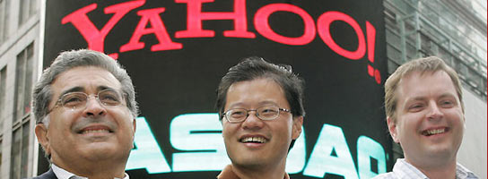 Los cofundadores de Yahoo! Jerry Yang (c.) and David Filo (dcha.) posan con el presidente ejecutivo Terry Semel en una foto de archivo. (REUTERS).