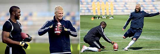 Beckham practica el fútbol americano. (Reuters)