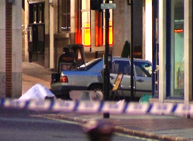 Coche encontrado con los explosivos en una calle céntrica de Londres. (REUTERS TV)