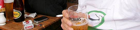 Un cliente protesta en la entrada a un pub en Londres contra la prohibición de fumar en lugares públicos. (EFE).