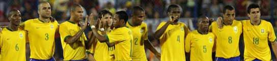Los brasileños, durante la tanda de penaltis. (EFE)