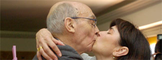 Saramago besa a su esposa, Pilar del Río. REUTERS/Juan Ferreras